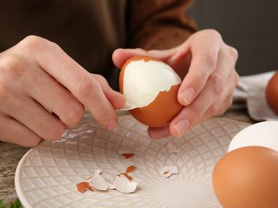 Kako enostavno olupiti kuhana jajca: triki, ki res delujejo