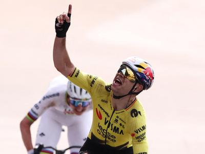 Wout van Aert po zmagi nad Pogačarjem pogledal v nebo: Ta zmaga je za posebno osebo
