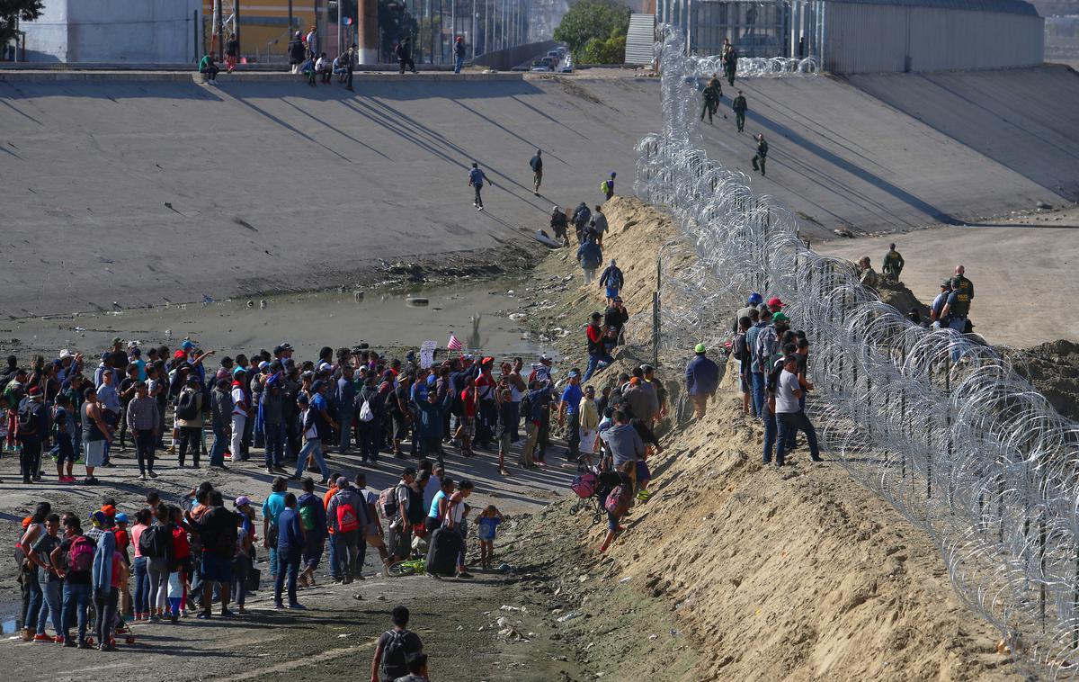 migranti, ZDA, Mehika | Okoli 500 migrantov iz Srednje Amerike je poskušalo nasilno vstopiti v ZDA. | Foto Reuters