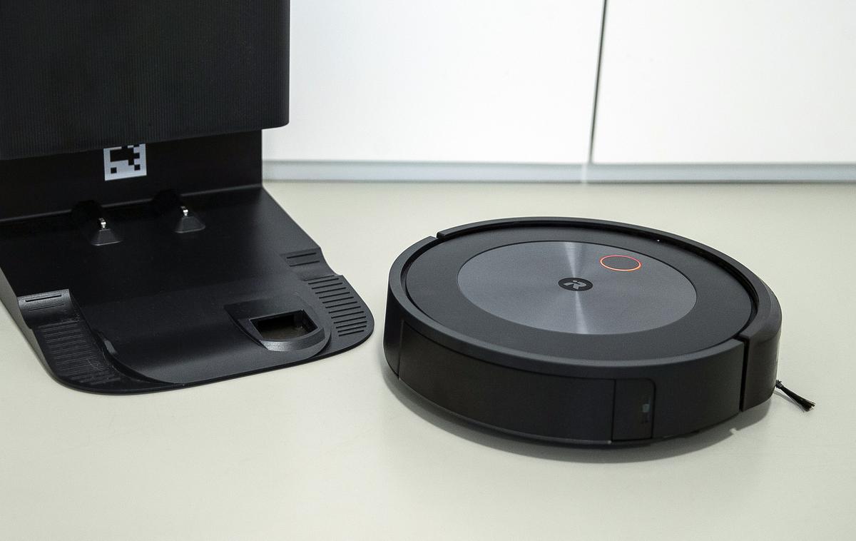 Roomba j7 | Robotski sesalnik iRobot Roomba j7+ na poti do svoje polnilne postaje | Foto Ana Kovač