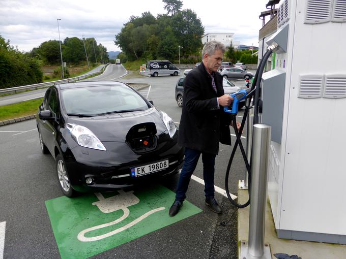 Na norveških cestah so električni avtomobili že precej bolj pogosti kot v večini evropskih držav. Decembra so prodali več električnih kot klasičnih (bencinskih, dizelskih) avtomobilov. | Foto: Reuters