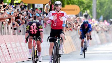 Presenečenje na Giru! Francoz šprinterjem pokvaril zabavo. #video