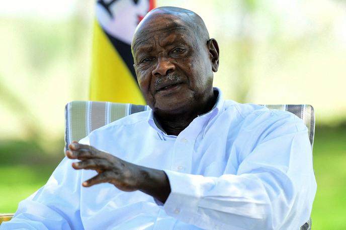 Yoweri Museveni | Poslanci pa niso upoštevali Musevenijevega priporočila, naj črtajo določbo, ki za homoseksualnost z oteženimi okoliščinami predvideva smrtno kazen. To pomeni, da bi bili lahko večkratni storilci obsojeni na smrt. Uganda po poročanju AFP sicer že več let ne izvaja smrtne kazni. | Foto Reuters