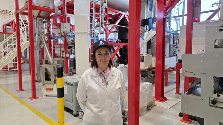 Anita Nagy-Bertók je strokovna in vsebinska voditeljica pražarne, kjer letno pražijo 700 ton kave. Izkušena strokovnjakinja in ocenjevalka na mednarodnih tekmovanjih kave je tudi ustvarjalka mešanice štirih vrst kavnih zrn (treh arabic iz različnih delov sveta in ene robuste iz Brazilije), ki jo strežejo v okrepčevalnicah v lasti Skupine MOL. | Foto: Srdjan Cvjetović