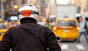 Hitro namestljiva zavorna luč za čelade motoristov?