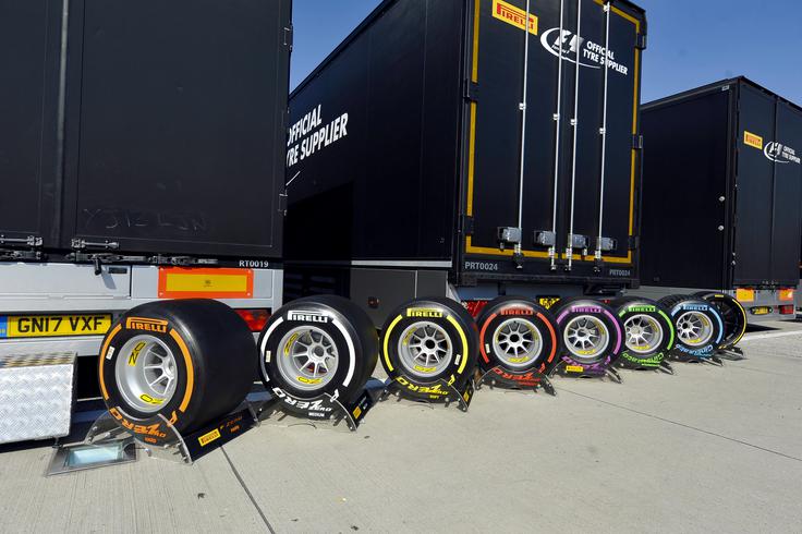 Formula 1 osebno - dan z mehaniki v Renaultovi garaži Celoten nabor Pirellijeve obutve. | Foto: Jure Gregorčič