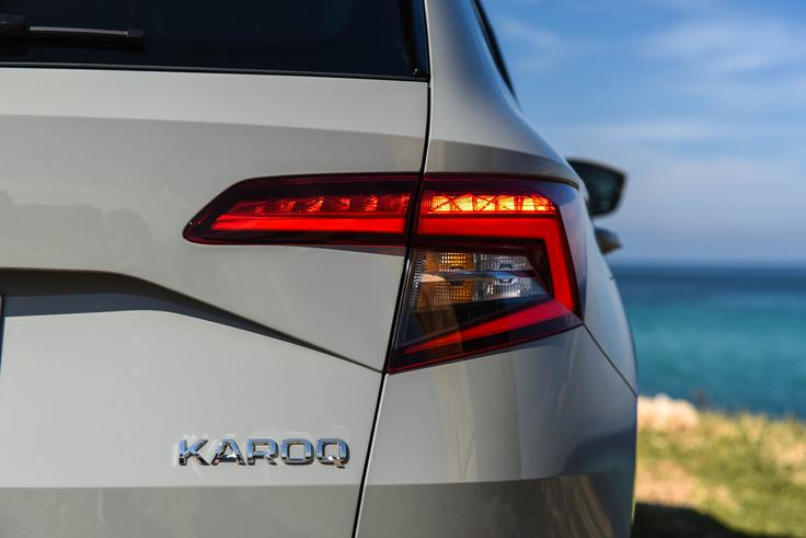 Škoda Karoq prva vožnja Od kodiaqa se na zadku razlikuje po prirezanih zadnjih žarometih v tehnologiji LED. | Foto: Gašper Pirman