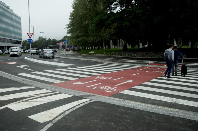 Na tem zavijalnem pasu kolesarji prihajajo tako z leve kot desne strani, zato morajo biti vozniki tukaj še posebej pozorni. | Foto: Ana Kovač