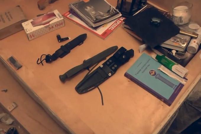 FSB je ob tem objavil zgornji videoposnetek, ki prikazuje aretacijo moških in preiskavo njunega stanovanja, v katerem so našli strelivo, nože (na fotografiji), električne kable in črna oblačila. | Foto: FSB / Posnetek zaslona