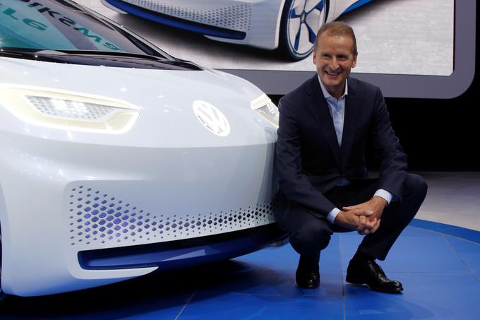 Električni avtomobili so bili za Volkswagen pred dobrim letom še precejšen tabu, zdaj so glavni poudarek prihodnosti družbe. Na fotografiji je predsednik znamke Herbert Diess pred študijo električnega vozila na avtomobilskem salonu v Parizu. | Foto: Reuters