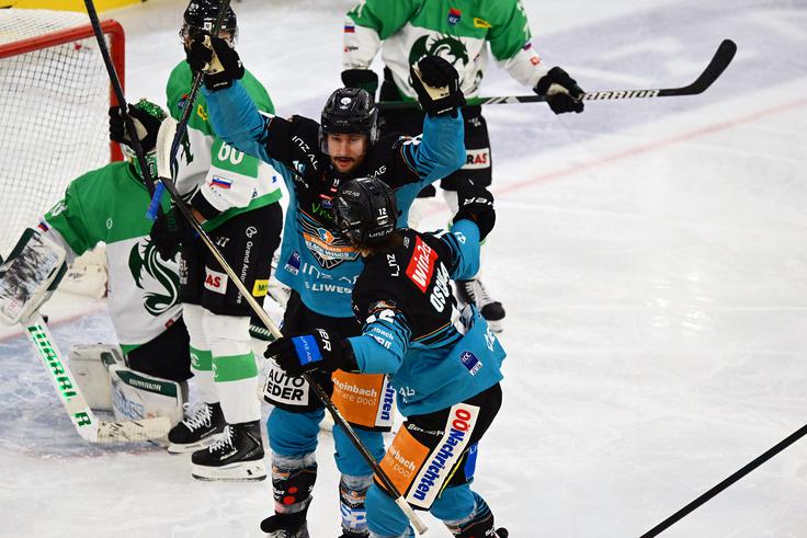 Sredi druge tretjine se je prednost domačih povišala na tri gole.  | Foto: BWL / Eisenbauer