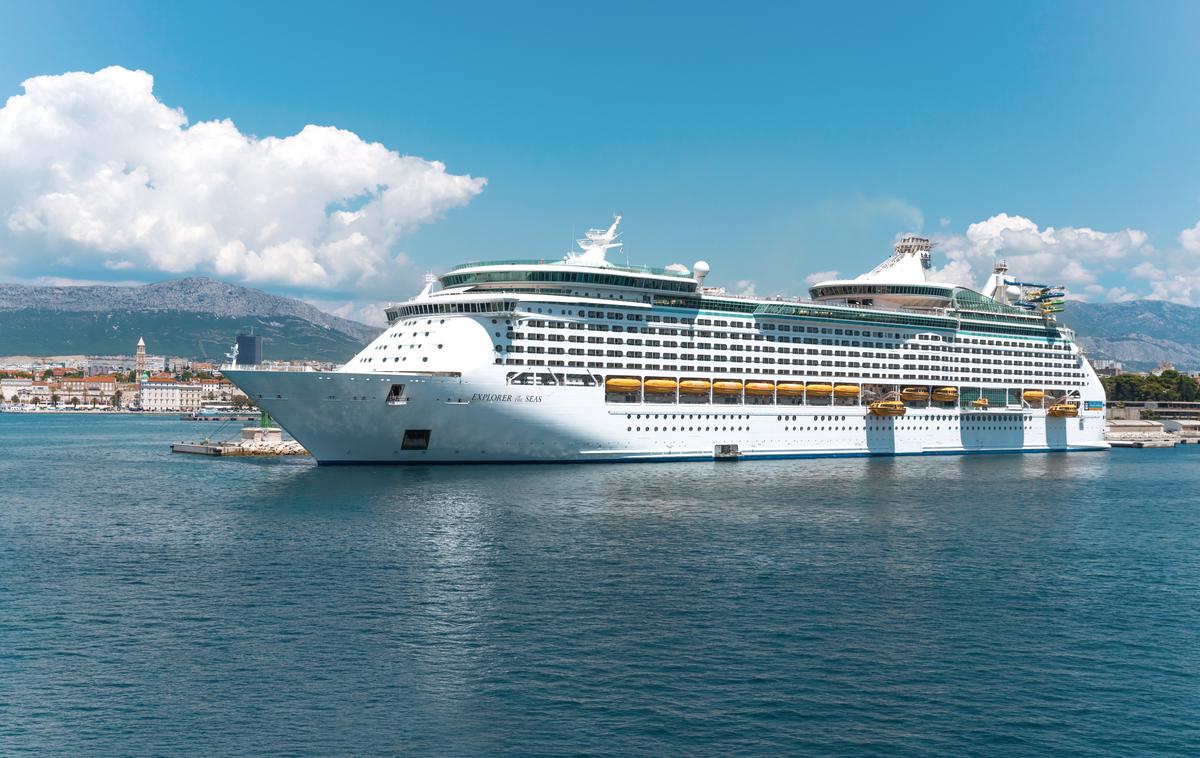 Royal Caribbean Explorer Of The Seas, križarka | Eden od potnikov je na družbenih omrežjih objavil, da so ladja za križarjenje ter čolni z nje in lokalni čolni oblikovali okoli tri kilometre široko linijo in prečesavajo območje. | Foto Shutterstock