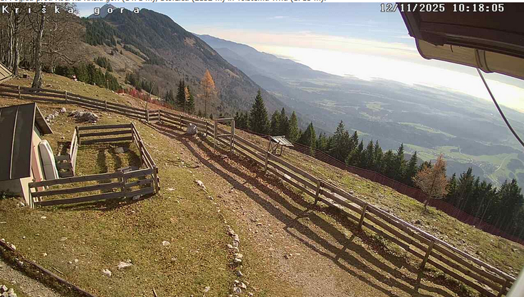Tako danes izgleda pogled od koče na Kriški gori proti vzhodu Slovenije: proti Tolstemu vrhu in Storžiču. | Foto: Hribi.net