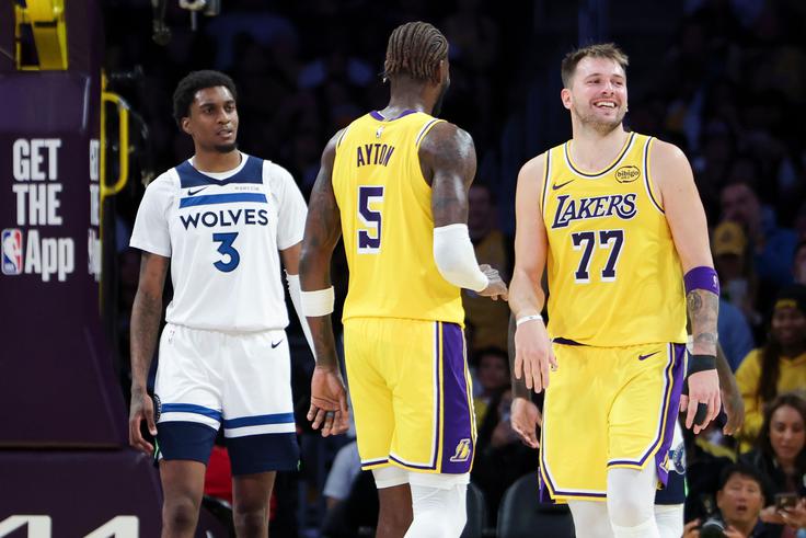 Luka Dončić, Deandre Ayton, Los Angeles Lakers Luka Dončić komaj čaka vrnitev na parket. Izpustil je zadnje tri tekme, na katerih so Lakersi vknjižili dve zmagi in poraz. | Foto: Guliverimage