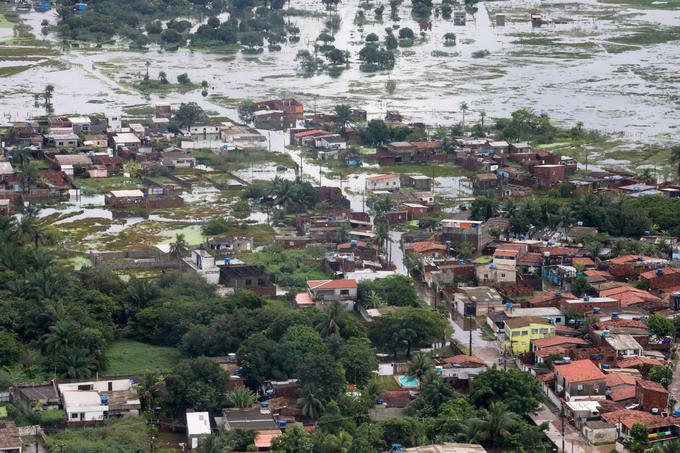 Tveganje ob močnem deževju dodatno povečujeta topografija in slaba gradnja barakarskih naselij na strmih pobočjih. | Foto: Reuters