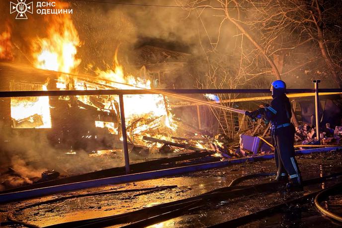 Ukrajina Izmail | V mestu Izmail so po zračnem napadu izbruhnili požari.  | Foto Reuters