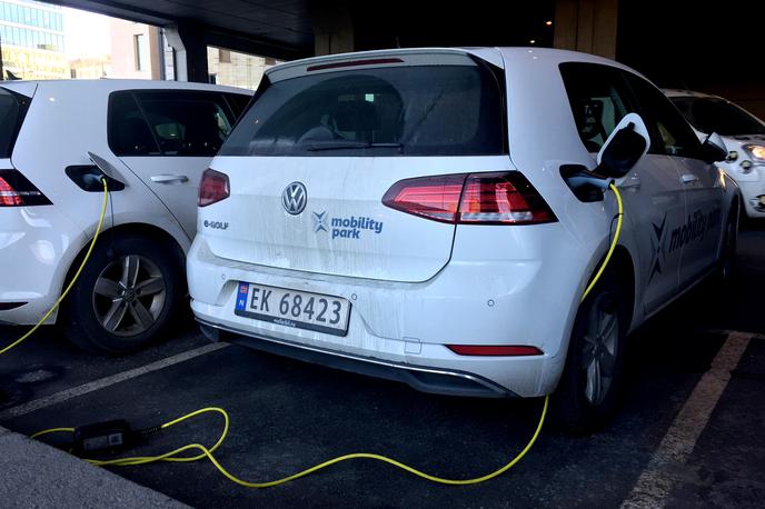električni avto e-golf Norveška | Volkswagen je z vsemi različicami golfa (tudi e-golfom) na Norveškem zasedel "le" drugo mesto. | Foto Reuters