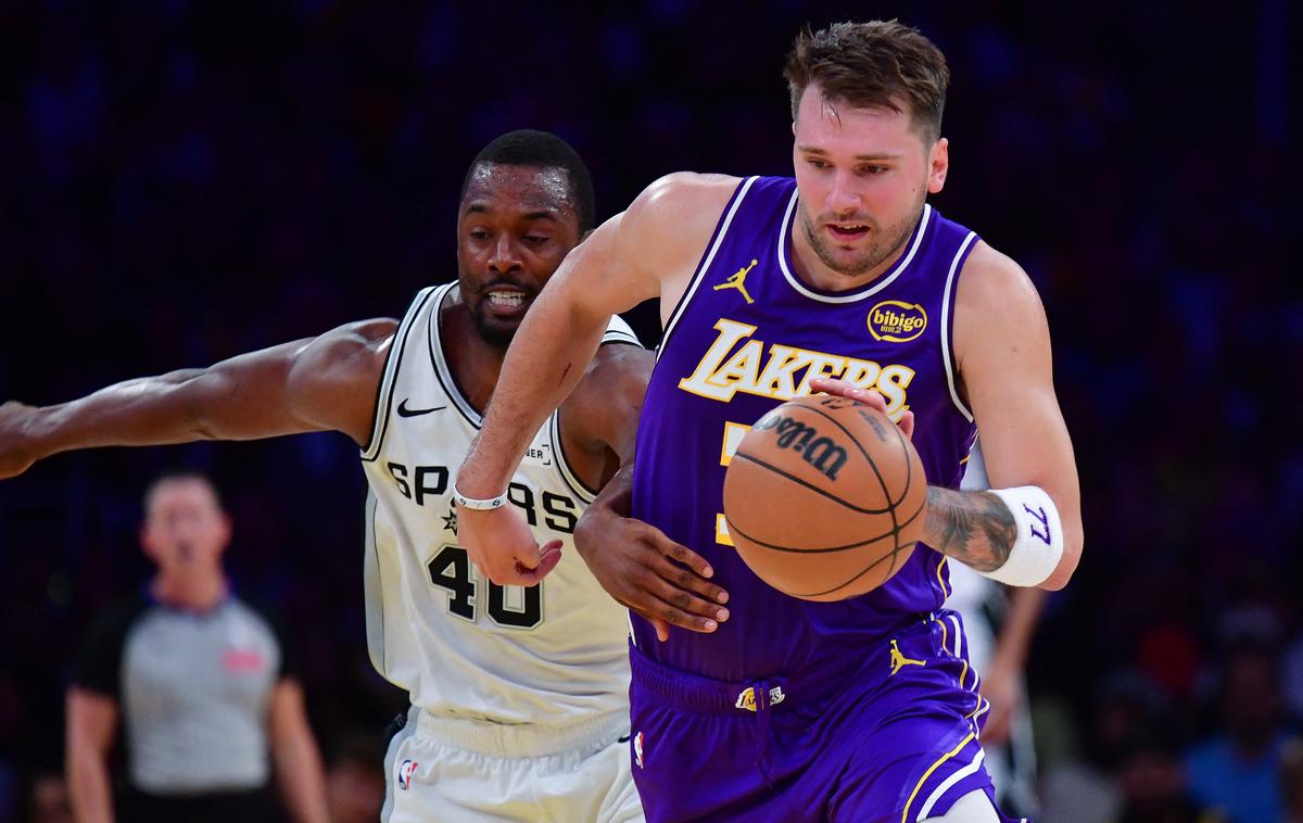 Luka Dončić | Luka Dončić se je z moštvenimi kolegi pri Los Angeles Lakersih veselil pete zaporedne zmage. A brez drame ni šlo. | Foto Reuters