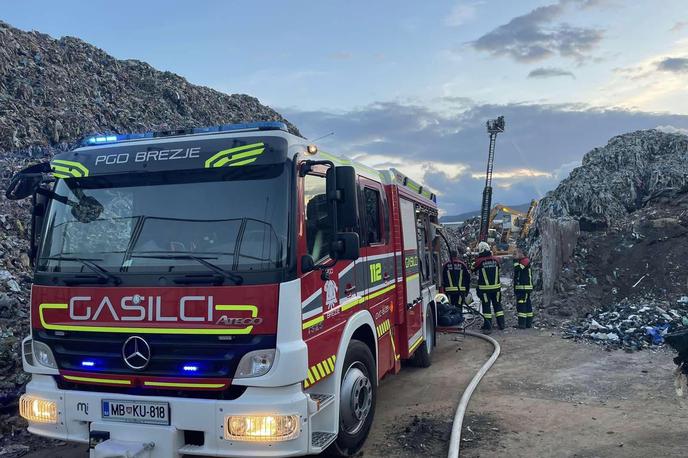 Požar v Surovini | V Surovini, ki se ukvarja s predelavo odpadkov, je bil manjši požar že v nedeljo zvečer. | Foto Facebook/PGD Brezje