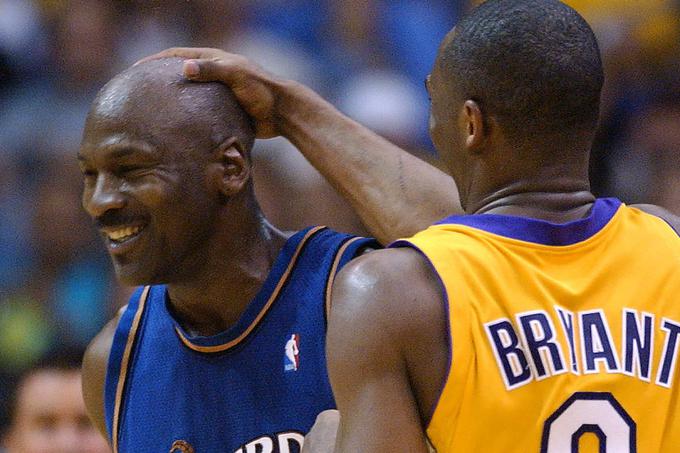 Kobeja Bryanta so tako rekoč skozi celotno kariero spremljale primerjave z legendarnim Michaelom Jordanom. Ta je nekoč tudi sam dejal, da je Kobe Bryant edini, ki se je kdaj približal njegovi zagnanosti in delovni vnemi. Prav zaradi tega je marsikdo pričakoval, da bo zgledu Jordana, ki je danes uspešen poslovnež in najbogatejši košarkar vseh časov, Kobe sledil tudi po koncu kariere v ligi NBA.  | Foto: Reuters