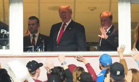 Trump doživel hladen tuš in sramoto: glasne salve žvižganja #video