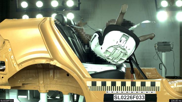 "Sedež je z 11-kilogramsko lutko vred odtrgalo s štirih zapornih kavljev na osnovi isofix, zato je ob trku poletel naprej," so opozorili. | Foto: AMZS
