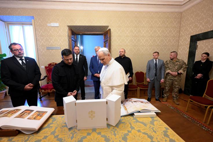 Papež se je znova ponudil, da bi gostil mirovna pogajanja.  | Foto: Reuters