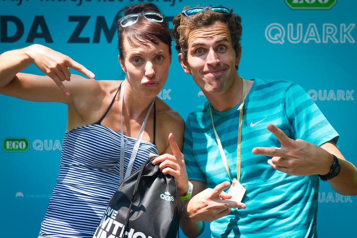Peter Kastelic je na 15-kilometrski razdalji Soča Outdoor Festivala osvojil drugo mesto, Mojca Jontes pa je bila na desetkilometrski razdalji četrta. Takole hudomušno sta pozirala pred domačimi fotografskimi objektivi. | Foto: 