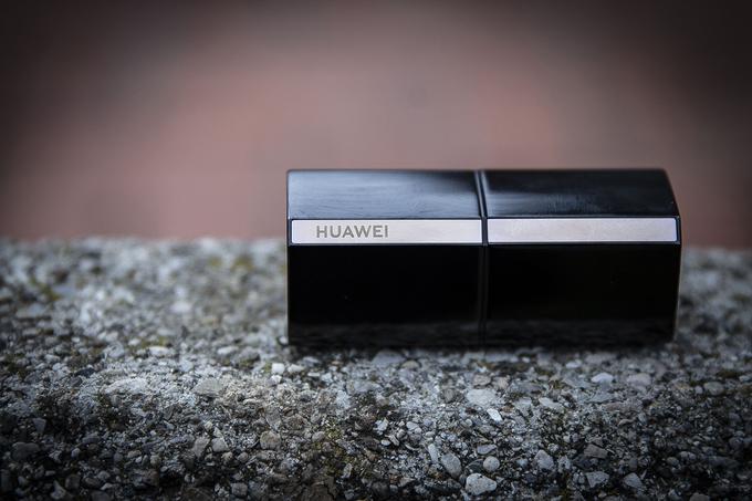 Oblika in podoba ne puščata nobenega dvoma o tem, da so slušalke Huawei FreeBuds Lipstick namenjene damam. | Foto: Ana Kovač