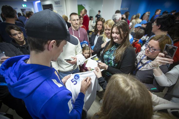 Peter Prevc in druščina so v četrtek obiskali Telekom Slovenije, krovnega pokrovitelja Smučarske zveze Slovenije. | Foto: Bojan Puhek