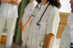 Zdravniki višje plače za šest oziroma sedem plačnih razredov #video