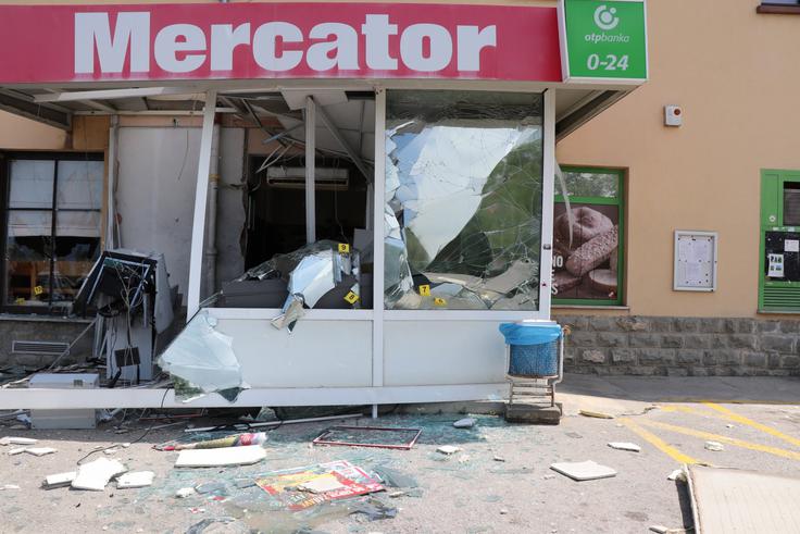 V primerih, ko jim je uspelo sprožiti eksplozijo, je nastala velika materialna škoda na stavbah, opremi in drugem premoženju. | Foto: PU Koper