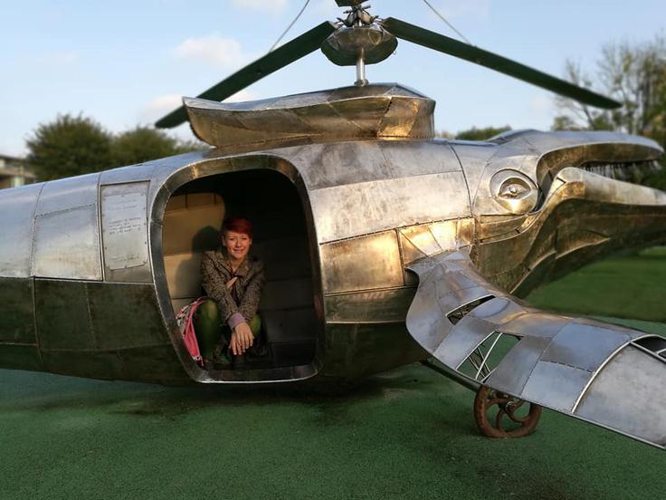 Tina v helikopterju pred Aros art muzejem v Aarhusu na Danskem. | Foto: osebni arhiv/Lana Kokl