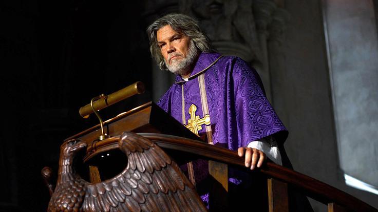 Josh Brolin je kot gromovniški duhovnik monsignor Wicks še zmeraj tako redkobeseden in karizmatičen, kot je bil v Ni prostora za starce, Sicariu in seveda Maščevalcih. | Foto: Profimedia