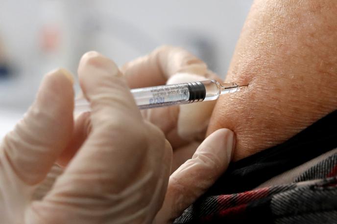gripa cepljenje bolezen | Cepljenje velja za najučinkovitejšo preventivo proti gripi, a je razvoj učinkovitega cepiva močno otežen, ker virus gripe mutira hitro in nepredvidljivo, zaradi česar je cepivo vsako leto drugačno. | Foto Reuters