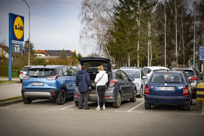 Trgovine Brežice | "Na določenih parkiriščih uvajamo sodoben parkirni sistem brez fizičnih zapornic, ki je v tujini in Sloveniji že uveljavljena praksa," pravijo v podjetju Lidl Slovenija.  | Foto Ana Kovač