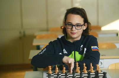 Mladi šahovski velemojster, ki se lahko postavi ob bok najboljšim šahistom
