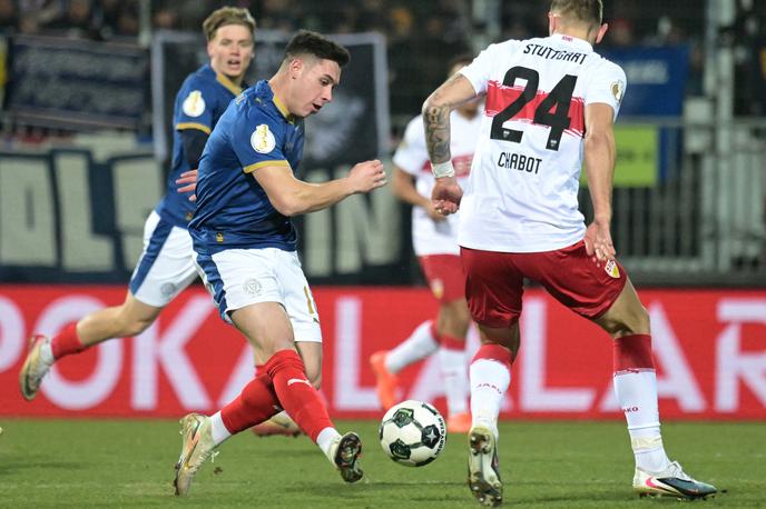 Kiel Stuttgart | 19-letni slovenski napadalec Aldin Jakupović je debitiral v nemškem pokalnem tekmovanju. | Foto Reuters