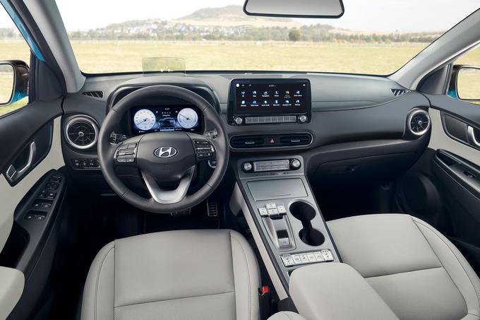 V notranjosti so novi digitalni merilniki. Tako je kona electric s prenovo postala tudi digitalno pametnejša in še bolj prijazna naprednemu uporabniku. | Foto: Hyundai