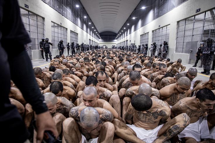 Bukele je zaprl več kot 86 tisoč osumljenih članov tolp, več tisoč pa so jih kasneje izpustili, ko so ugotovili, da so nedolžni, poroča AFP. | Foto: Reuters