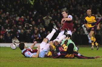 Burnley izločil Arsenal, šov Teveza