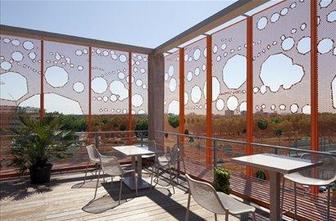 Oranžna kocka na bregu Rone