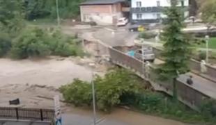 Pretresljiv posnetek trenutka, ko je voda zrušila most #video
