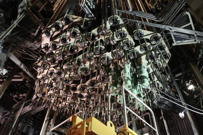 Naloga kontrolnih palic v jedrskem reaktorju je, da absorbirajo proste nevtrone in s tem preprečujejo nadaljnje širjenje verižne reakcije.  |  Foto: nuclear-power.net | Foto: 