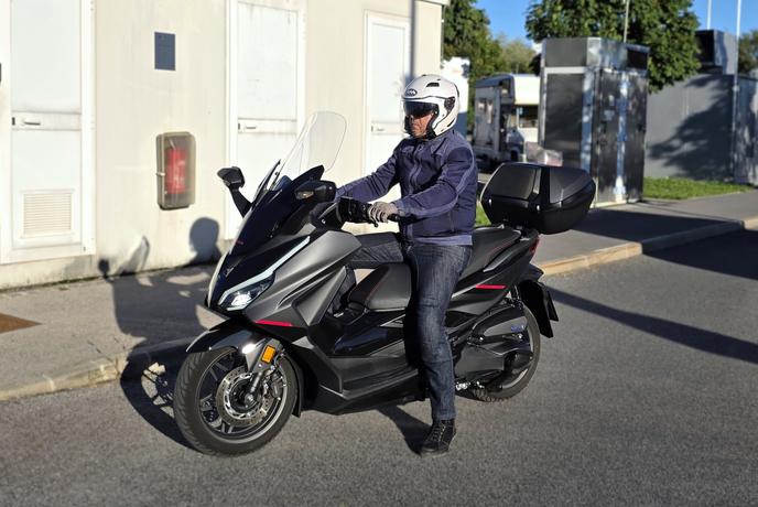 Honda 350 Forza – med maksiskuterji pojem sodobne elegance in praktičnosti