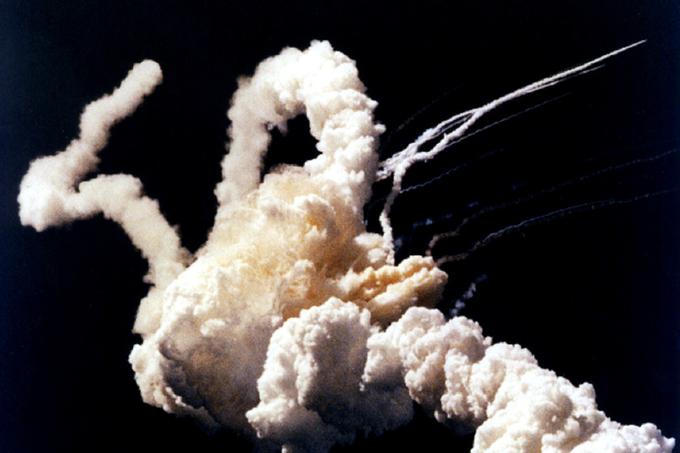 Nekaj trenutkov po eksploziji in razpadu space shuttla Challenger. | Foto: NASA