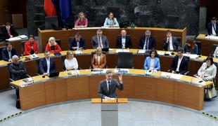 Koalicija in opozicija tudi po večurni razpravi o interpelaciji ostajata na svojih bregovih