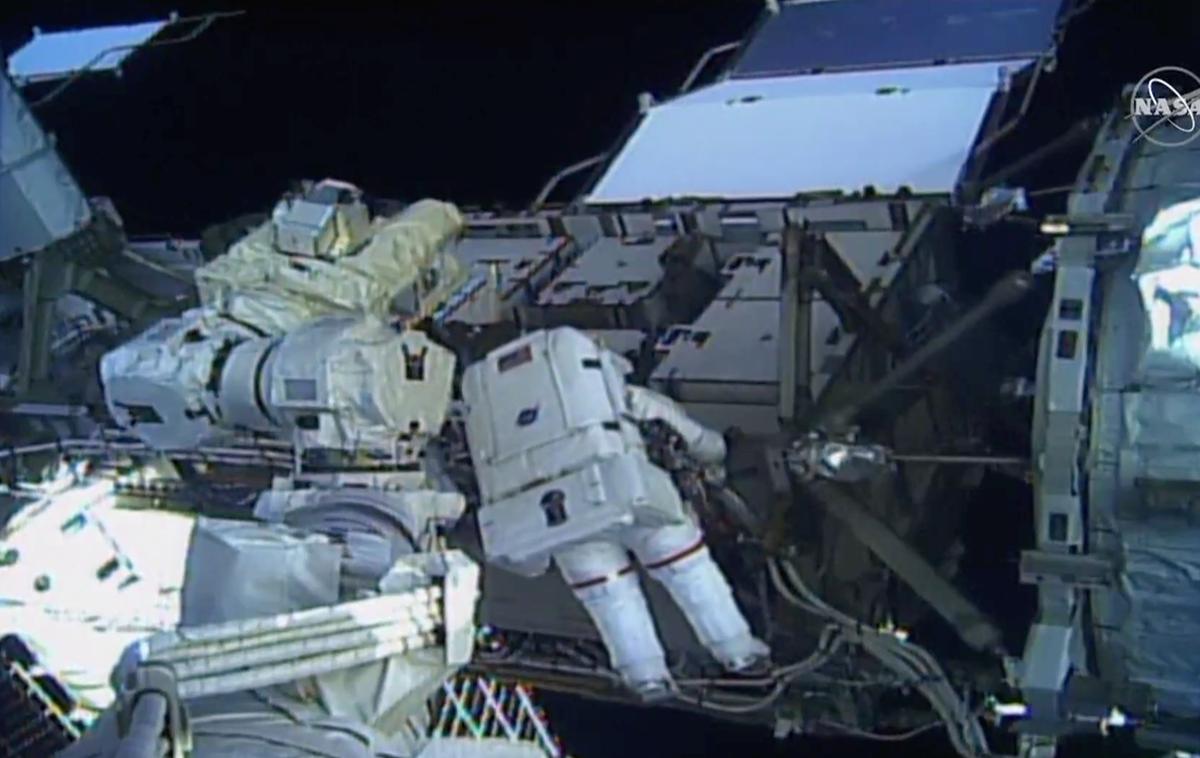 Nasa ISS vesoljski sprehod astronavti astronavtki | Astronavtki ameriške vesoljske agencije Nasa sta ISS zapustili z namenom zamenjave regulatorja moči. | Foto Reuters