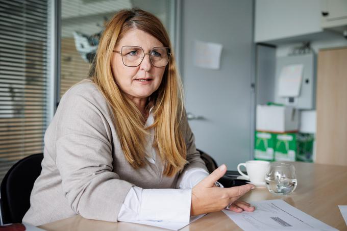 "Večjo spremembo lahko pričakujejo gospodinjstva, ki imajo sončno elektrarno in imajo več energetsko intenzivnih naprav (toplotna črpalka, bazen, savna, električni avtomobil). Letni strošek omrežnine bi se s sedanjih 65 evrov zvišal na okoli 304 evre, ker je tak odjemalec do zdaj plačeval bistveno nižje moči od doseženih. A prav ta odjemalec ima potencial, da s prilagoditvijo porabe in znižanjem dogovorjene moči letni strošek omrežnine zniža, in bo oproščen prispevka za zagotavljanje podpor proizvodnji električne energije v soproizvodnji z visokim izkoristkom in iz obnovljivih virov energije," pravi Duška Godina. | Foto: STA