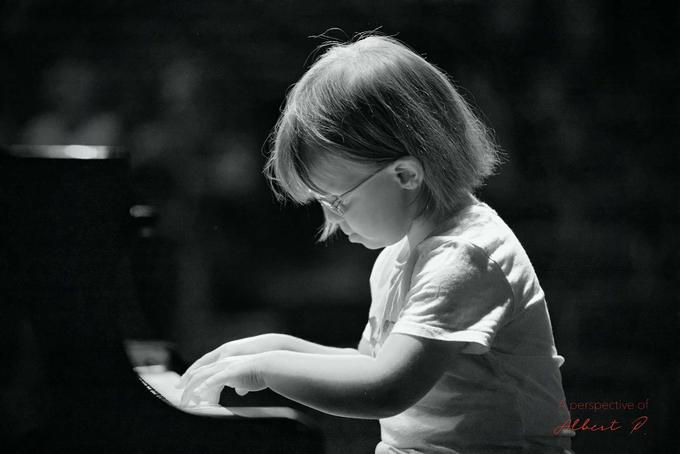 Bistri in nadarjeni deklici – pred operacijo je že z velikim veseljem igrala klavir – lahko pomagamo. | Foto: Junaki 3. nadstropja